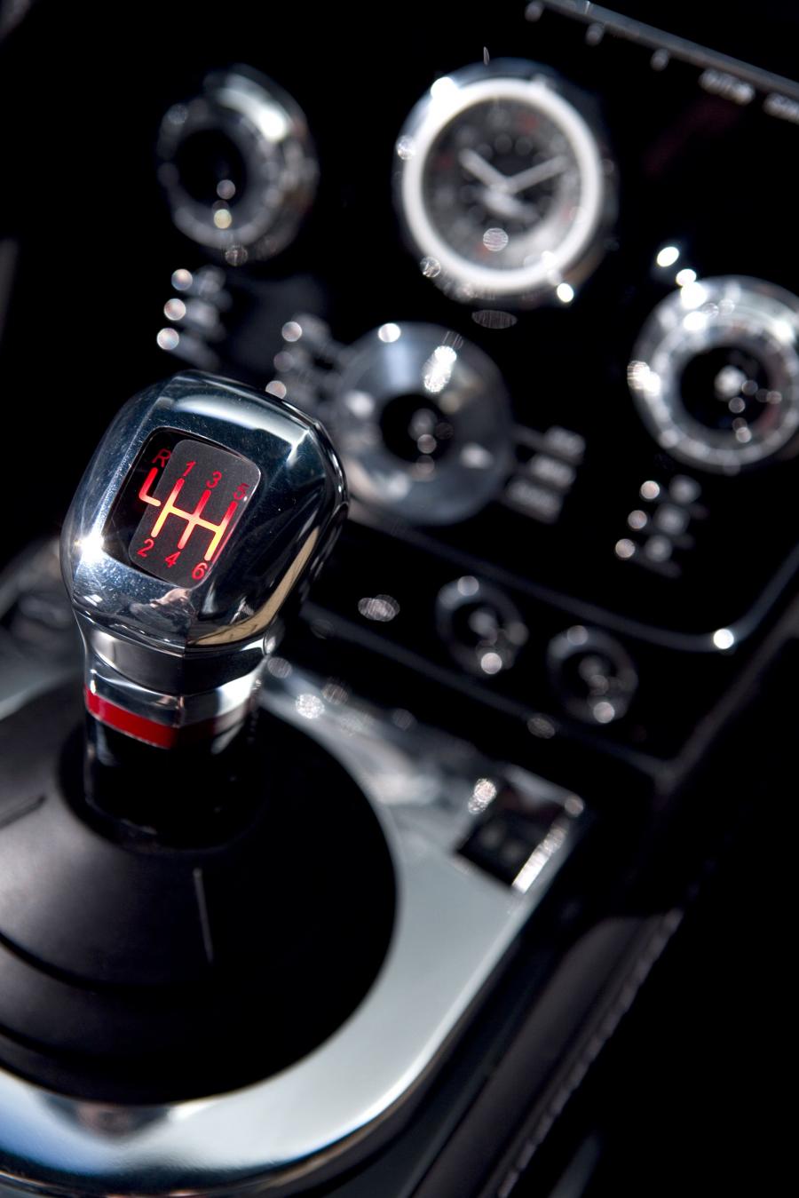 Детали интерьера Aston Martin DBS 007 Casino Royale 2006 года  (фото 4 из 14)